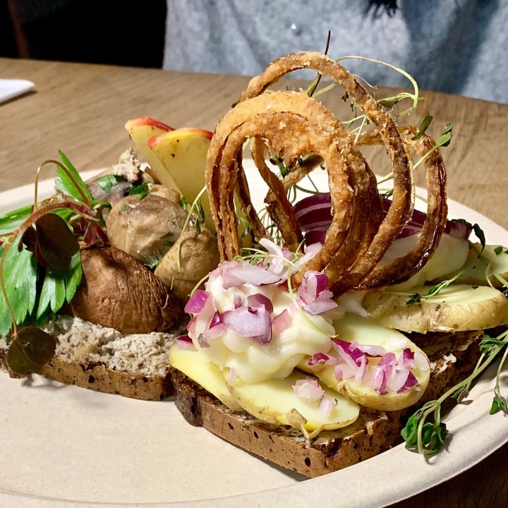 review photo of Hallernes Smørrebrød Vegan Smørrebrød shared by @ariiianna on 22 Apr 2022 - review