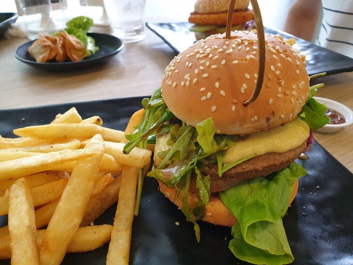 review photo of Greendot Vegetarian Bugis Junction Fresh Mix Mushroom Burger with Fries (Vegan) shared by @chapche on 14 Jul 2019 - review