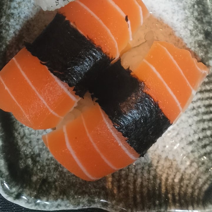 photo of Domò Sushi Nigiri salmone vegano shared by @elevegansoul on  01 Apr 2022 - review