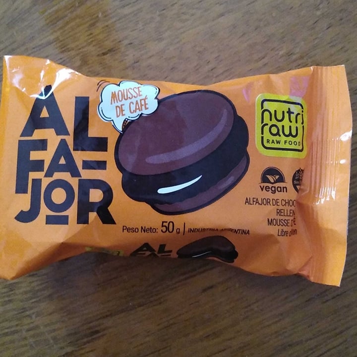 photo of Nutri Raw Alfajor de chocolate relleno con mousse de café shared by @leticiabea on  06 Aug 2022 - review