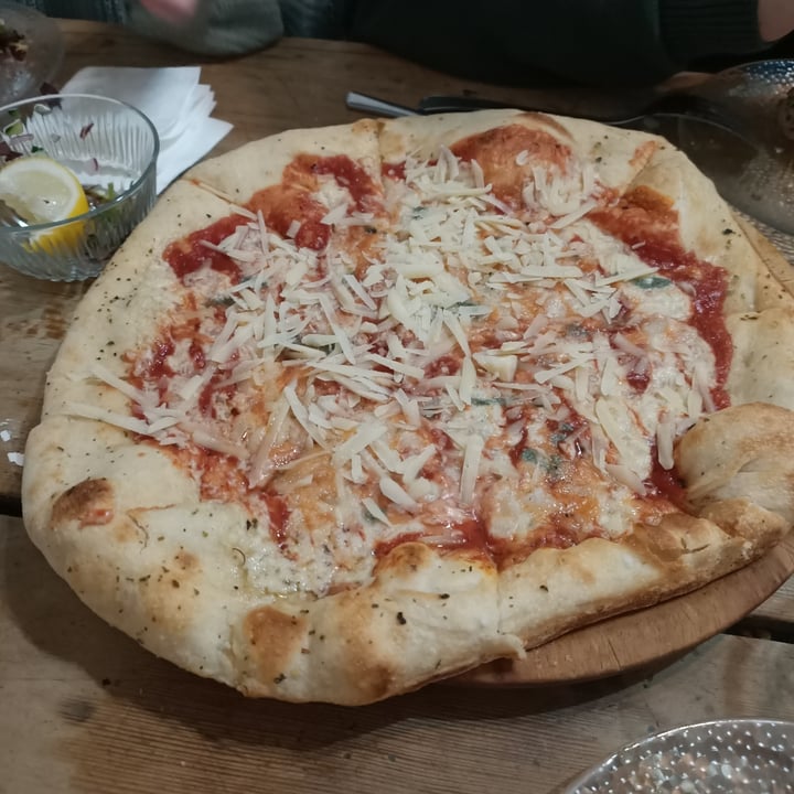 photo of Pura Vida Vegan Bar (Santa y Pura) Pizza 4 quesos shared by @mbasquens on  09 May 2022 - review