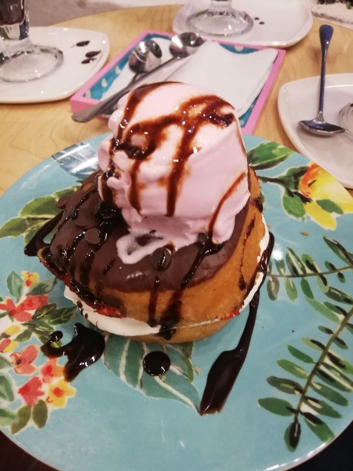photo of Frambuesa Pastelería Vegan Dona con helado shared by @juansalazarftw on  10 Apr 2020 - review