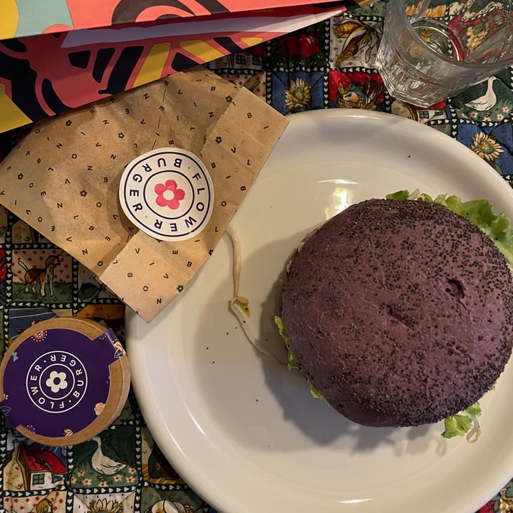photo of Flower Burger Burger 100% Vegan shared by @cristinavanazzi on  14 Oct 2022 - review