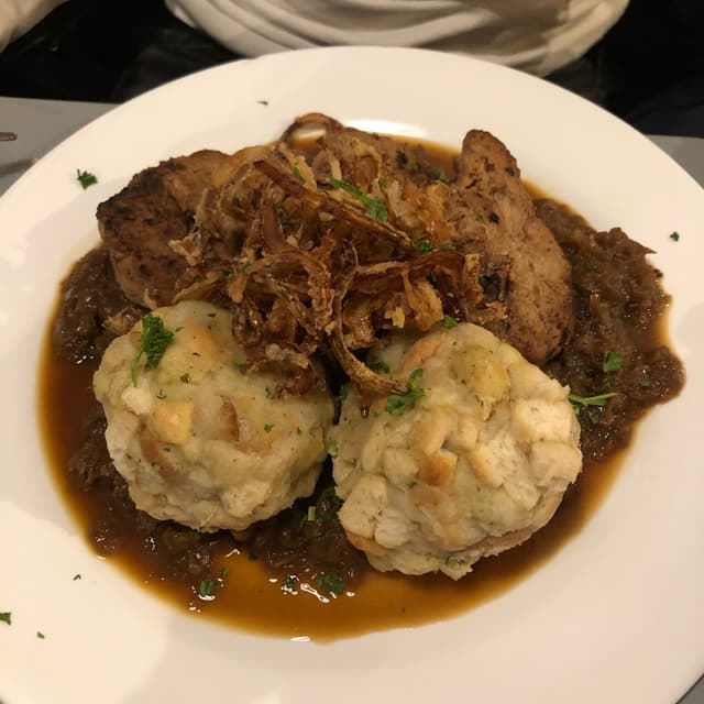 Photo of the dish “Zwiebelrostbraten mit Semmelknödel”