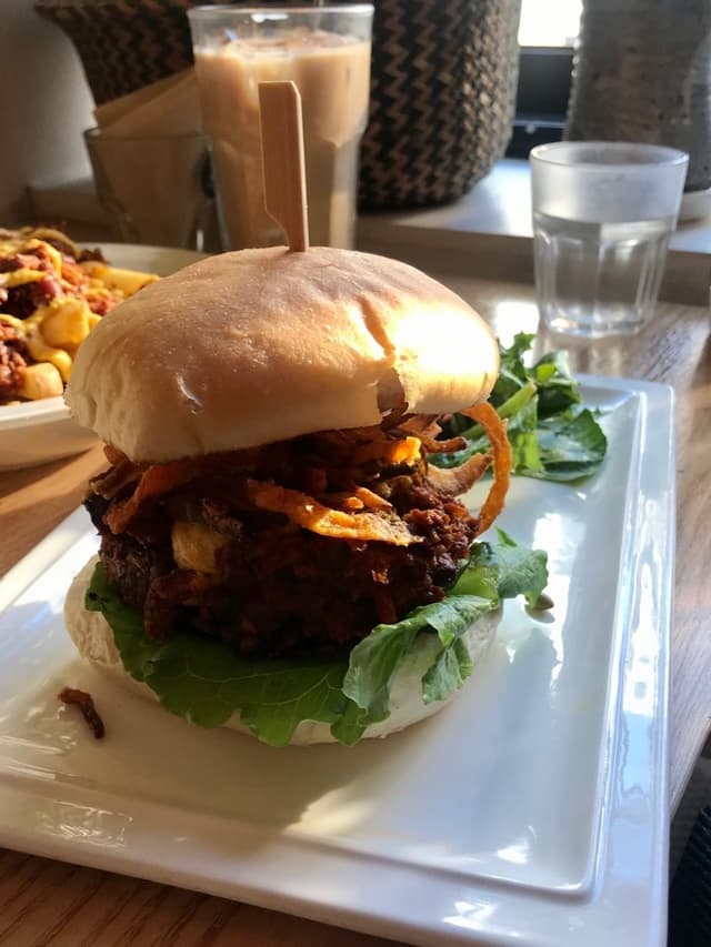 「mushroom burger」の料理の写真