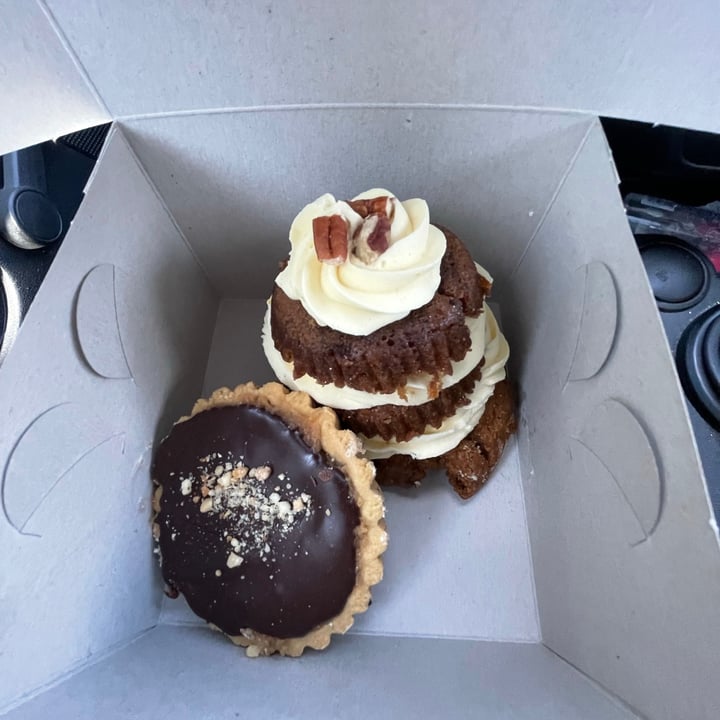 review photo of Dolce Bakery Peanut Butter Chocolate Pie shared by @kellith on 23 Jun 2021 - review