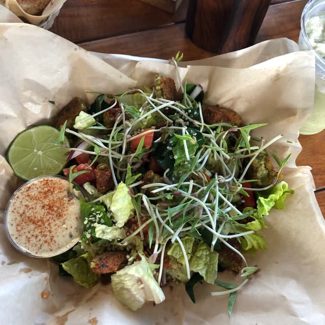 Foto do prato “Ensalada con falafel”