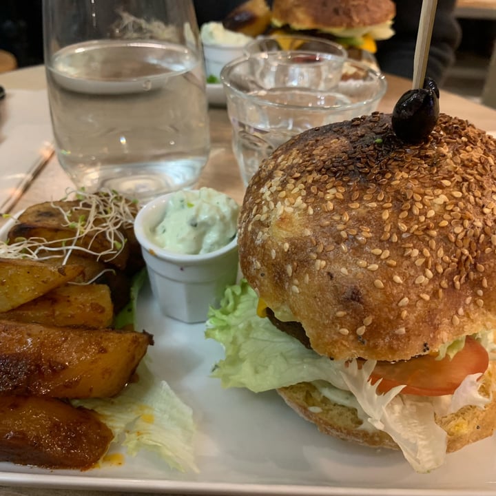 photo of Sweet Rawmance Cheese Burger shared by @cucinadiale17 on  21 Mar 2022 - review