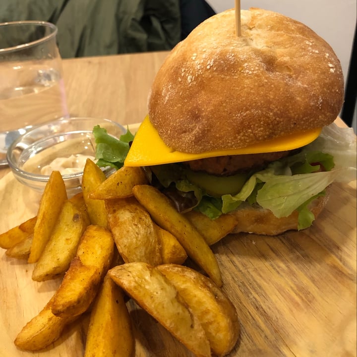 photo of La Oveja Negra taberna vegana. Beyond Burger shared by @lauraynico on  07 Dec 2020 - review