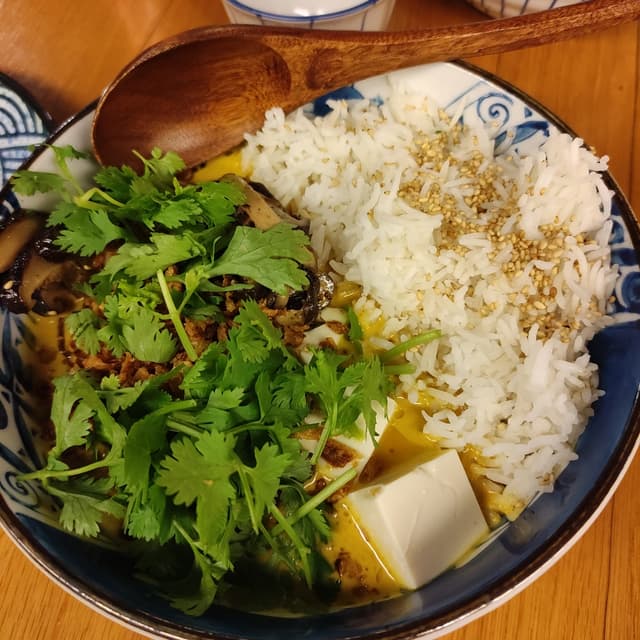 Photo du plat “riso con curry thai al cocco con shiitake e tofu”