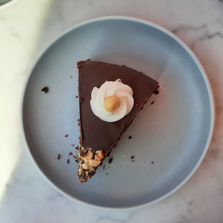 review photo of Elan Cafe Hazelnut And Chocolate Cake shared by @francyfra on 04 Jun 2022 - review