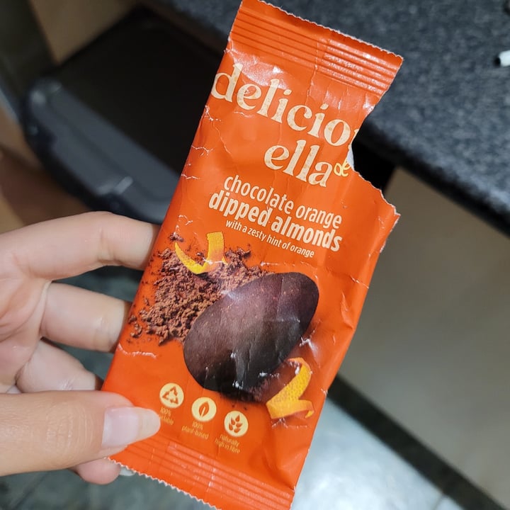 photo of Deliciously Ella Chocolate Orange Dipped Almonds shared by @juliianadiniz on  28 Feb 2022 - review