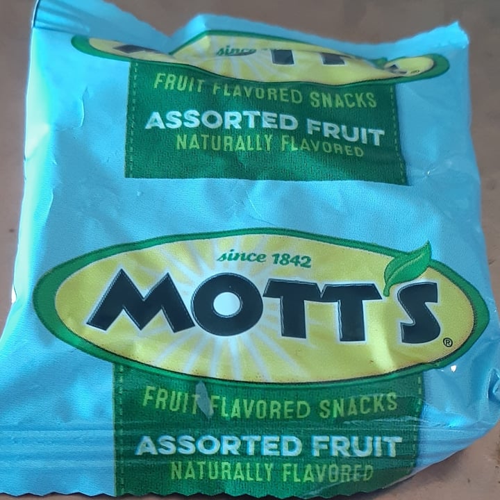 photo of Mott's Assorted Fruit Snacks shared by @heartartichokehearts on  08 Jul 2022 - review