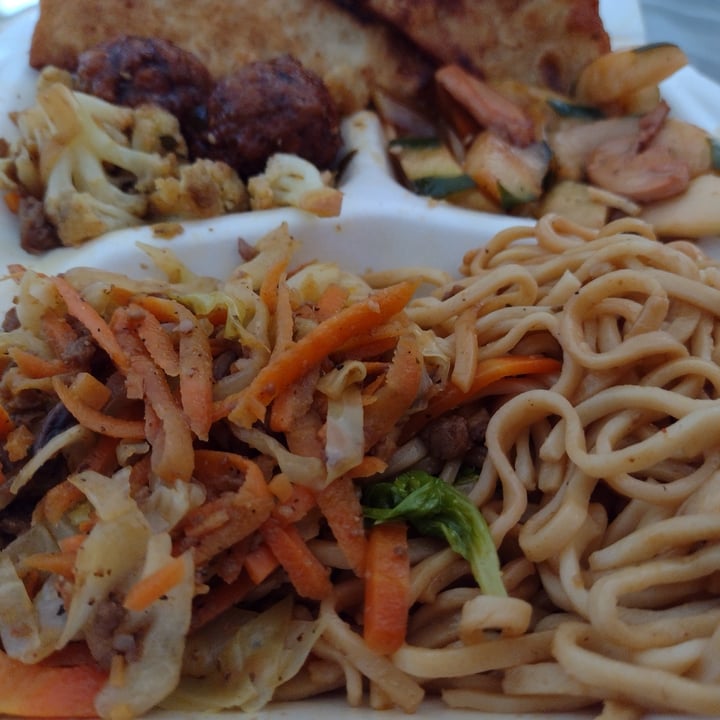 photo of Mi Kai Cocina Vegetariana Almuerzo(bolitas de soya, pepino, vegetales y chaomein) shared by @jcarlos1 on  08 Jul 2022 - review