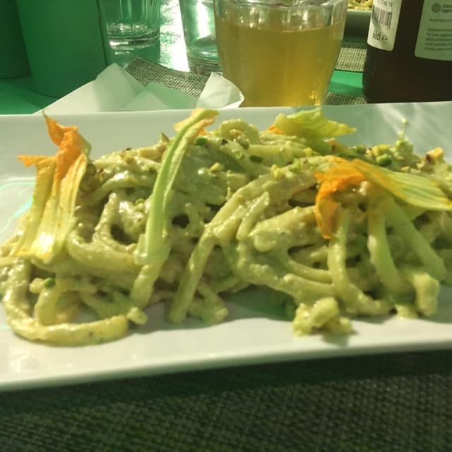 「Scialatielli ai pistacchi e fiori di zucca」の料理の写真