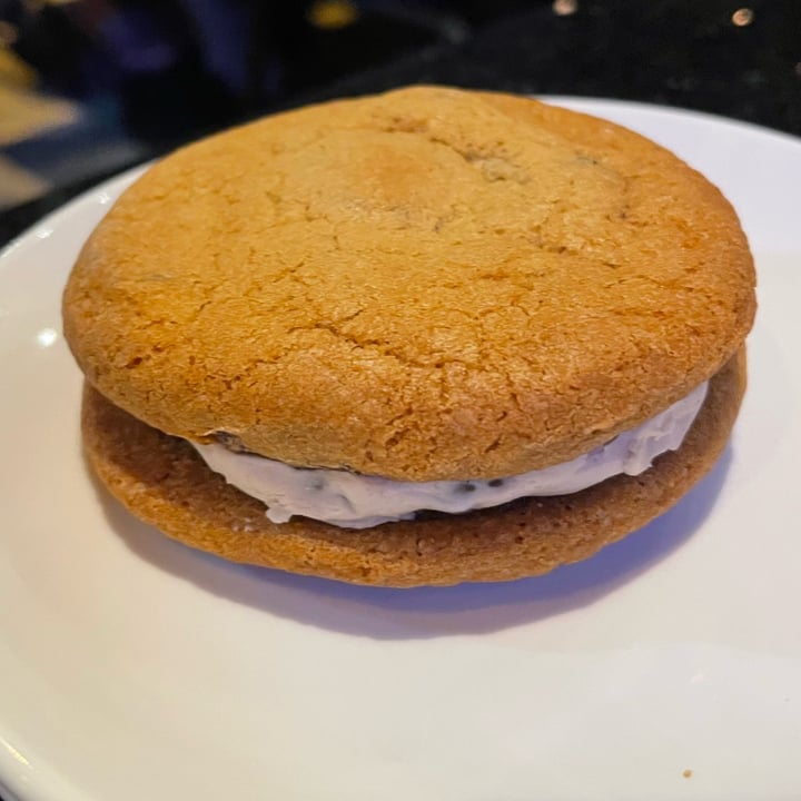 photo of PARLOUR VEGAN BAKERY® BOCA Chocolate Chip Cookie Sandwich shared by @sangria on  18 Feb 2022 - review
