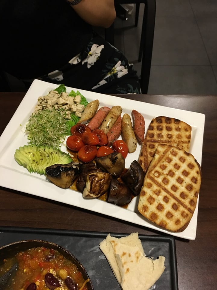 review photo of Well Dressed Salad Bar All-Day Brunch Platter shared by @hangryvegan on 14 Nov 2018 - review