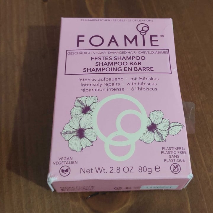 photo of Foamie  Shampoo solido con olio di ibisco per capelli secchi e danneggiati shared by @monicamarcos on  15 Jun 2022 - review