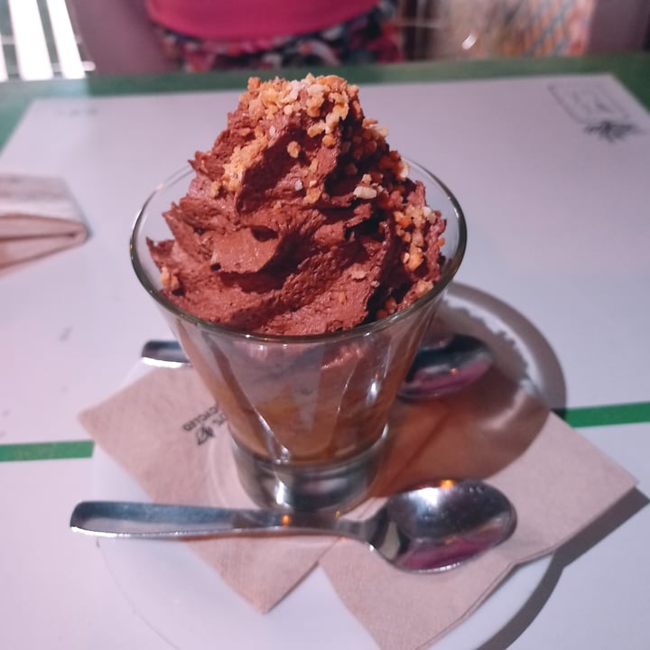 photo of VEGA Mousse de chocolate y avellanas con mango y soja crujiente shared by @anadmp on  18 Jun 2021 - review
