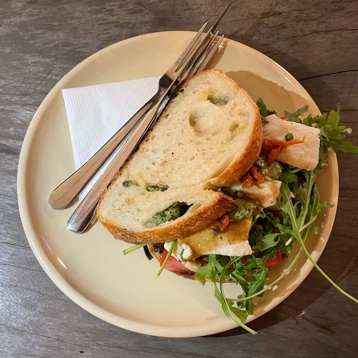 photo of Kashew Cheese Deli Mozza pesto sandwich shared by @gac-veganfoodreview on  23 May 2021 - review
