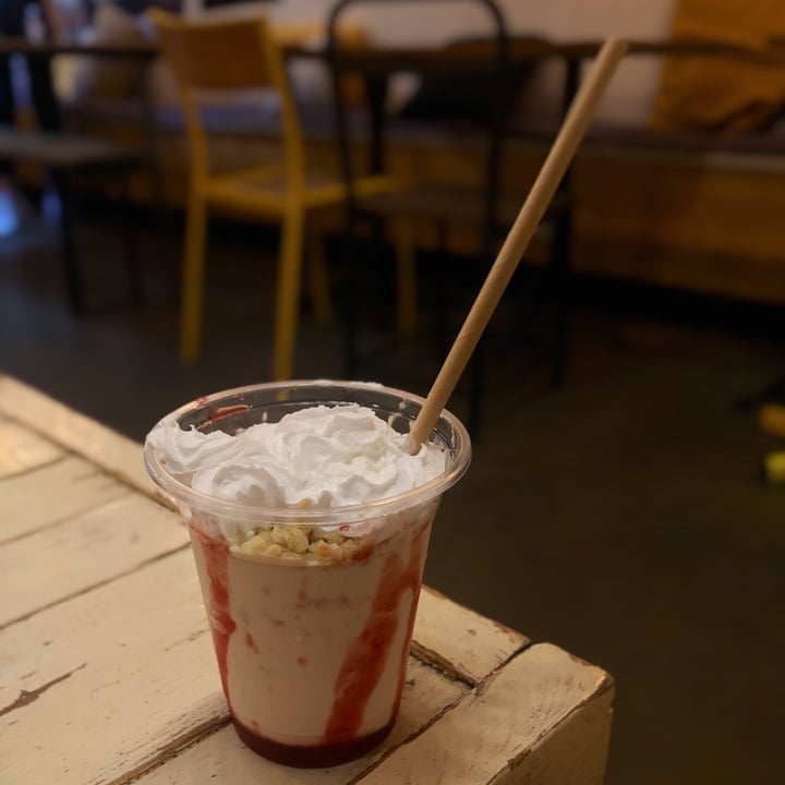 photo of Hank Burger strawberry milk shake shared by @franzepam on  23 May 2022 - review