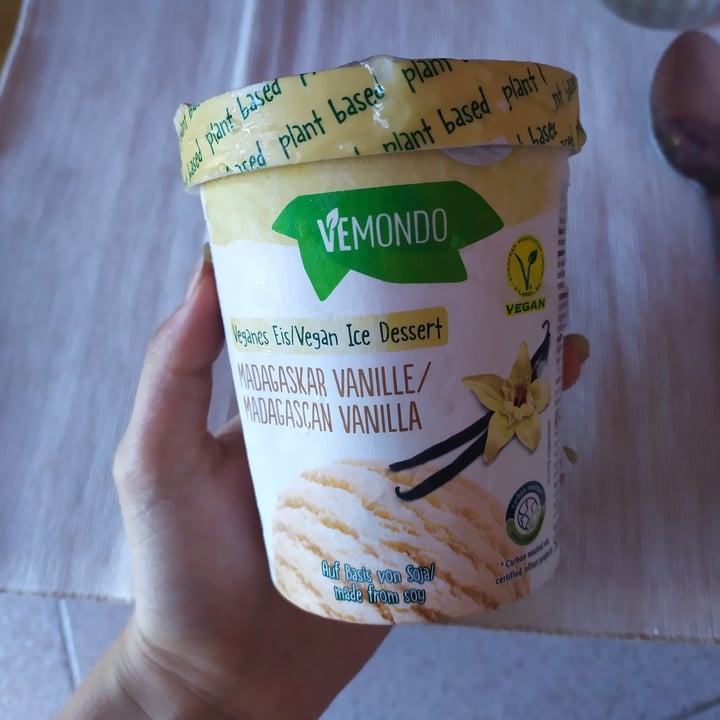 photo of Vemondo  vegan ice cream vanilla shared by @fraveganita on  23 Aug 2022 - review