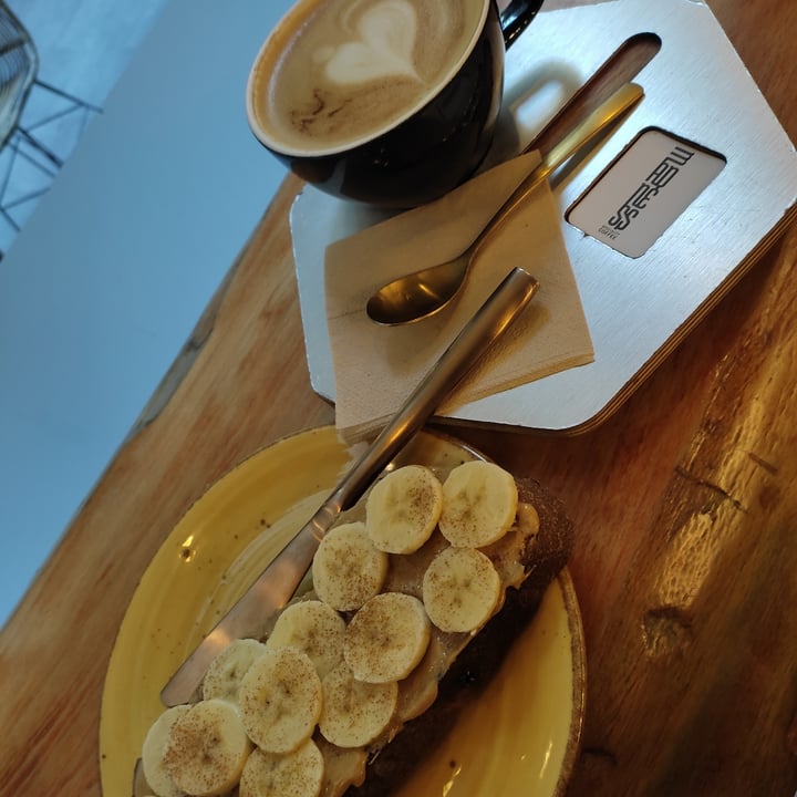 photo of Madness Specialty Coffee Tosta de plátano y crema de cacahuete shared by @notyetem on  26 May 2022 - review