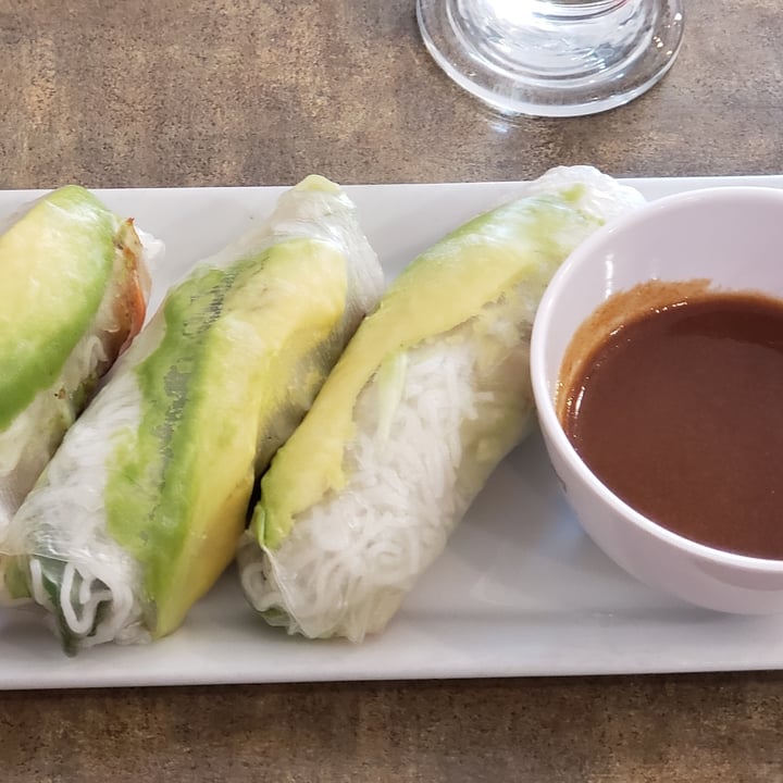 photo of Friends & Neighbors Cafe Salad Rolls with Soyabacon & Avacado shared by @onerealkewlguy on  25 Aug 2022 - review