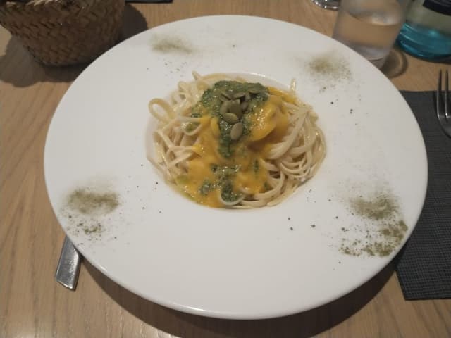Photo of the dish “Tallarines con salsa de calabaza y pesto de kale”