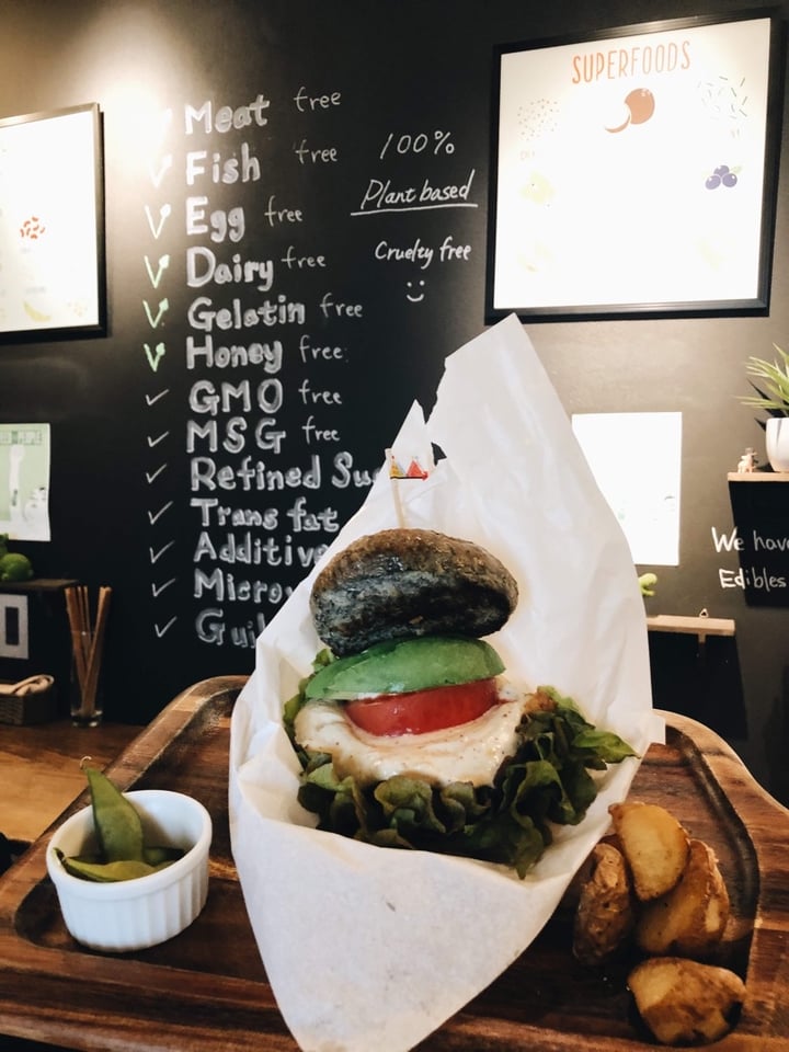 photo of Veganic to go Avocado and tofu burger shared by @hulanvg on  09 Mar 2020 - review