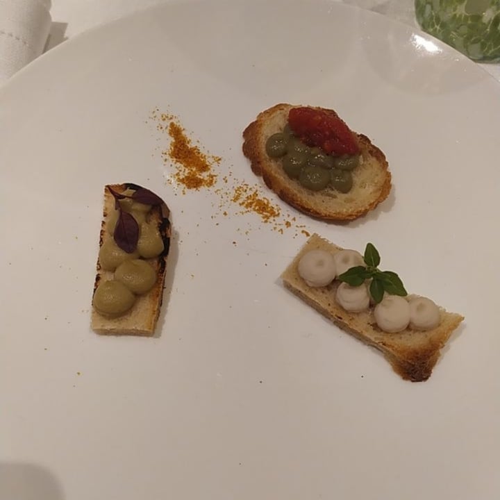 photo of Le Radici Ristorante Mini Bruschette Con Crema Di Legumi shared by @peperonebio on  02 Apr 2022 - review