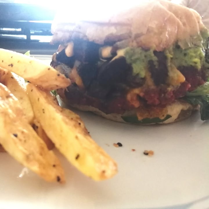 photo of Revolucion Verde Delagarza burger shared by @angelicaesther on  27 Mar 2022 - review