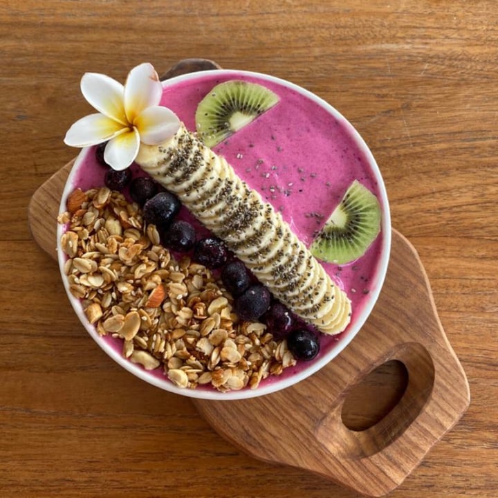 photo of I Am Vegan Babe Cafe Maui Island Smoothie Bowl shared by @baliveganclub on  09 Jul 2020 - review