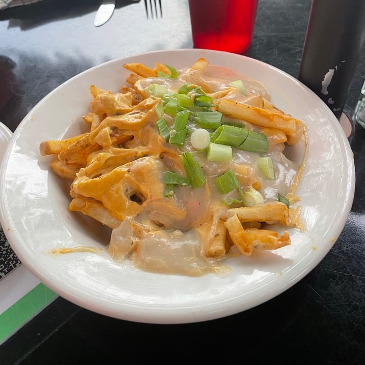 photo of Veggie Galaxy Vegan Poutine shared by @zoeadamopoulos on  19 Aug 2021 - review