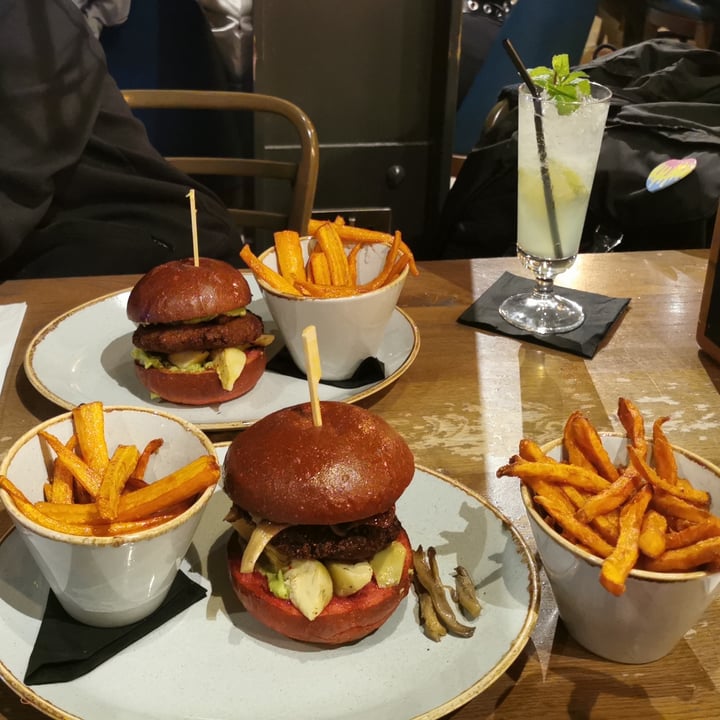 photo of Ezra's Kitchen Vegan Burger shared by @eydis on  02 Jan 2021 - review
