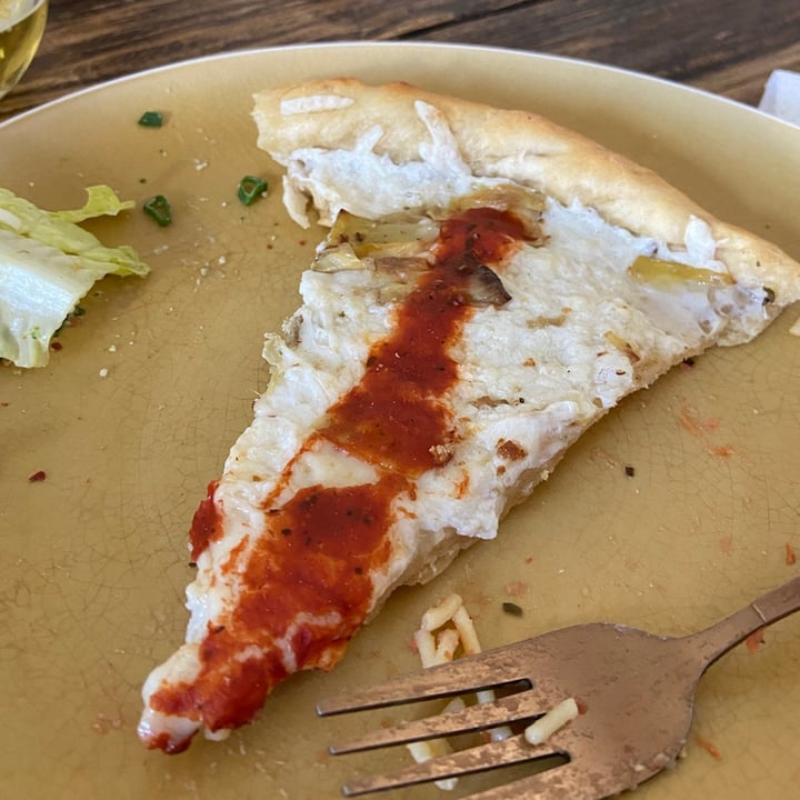 review photo of Veggino's Pizza Pizza De Cuatro Quesos Con Pera shared by @moonberodd on 26 Feb 2021 - review