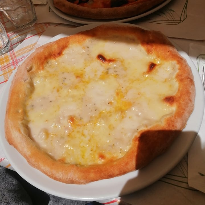 photo of La Taverna di Pulcinella Pizza 4 formaggie (vegan) shared by @themagator18 on  23 Jun 2022 - review