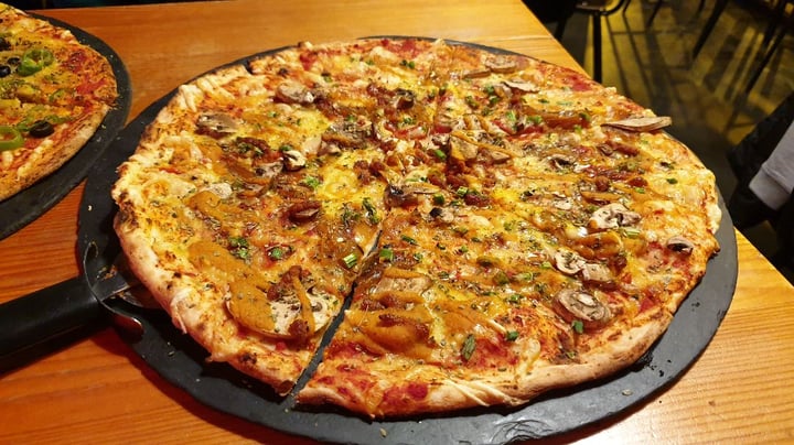 photo of Pizzeria Trozo Pizza Romescu, Espárragos Trigueros, Cebolla Caramelizada, Champiñones, Tomates Y Queso Vegano shared by @xuwei84 on  06 Feb 2020 - review