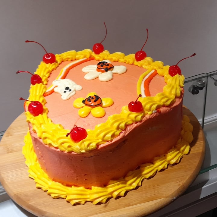 photo of Happy Friday Kitchen Customised Birthday Cake shared by @carolinecherie on  23 Dec 2021 - review