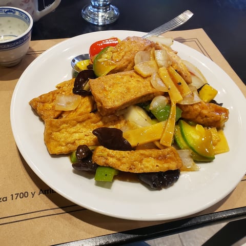 Tofu con vegetales