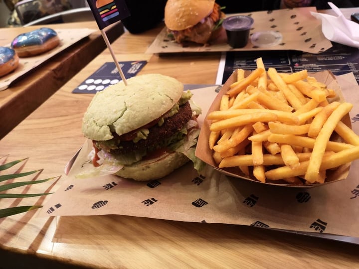 photo of Space Burger Vienna GF California Burger 🍔 with fries 🍟 shared by @mrveganvienna on  27 Feb 2020 - review