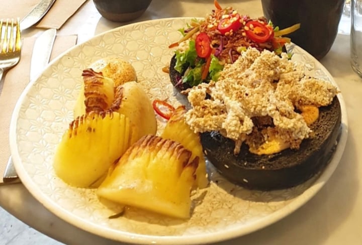 review photo of Serotonin Eatery Carma Burger shared by @maddymoo12 on 08 Jul 2019 - review