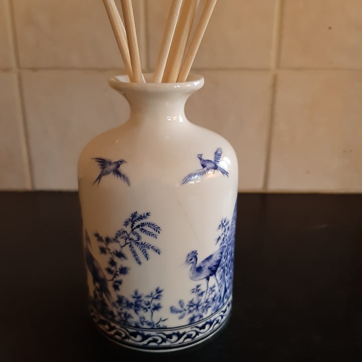 photo of julie clarke candles Reed Diffusor shared by @animalfriendly on  18 Dec 2022 - review