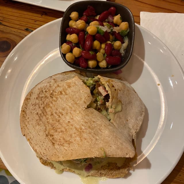 菜肴“Falafel Pita Sandwich”的照片