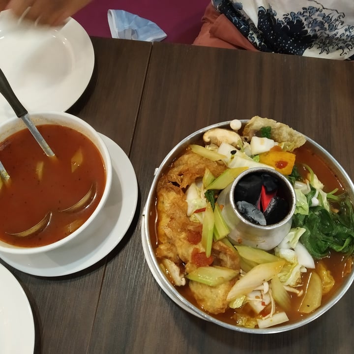 photo of New Fut Kai Vegetarian Restaurant Tomato Broth Hotpot shared by @aspiringvegan on  26 Oct 2020 - review