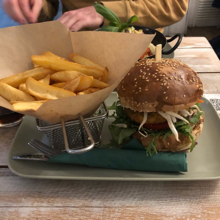 photo of Veggiezz Delight Burger shared by @sarahmv on  26 Sep 2022 - review