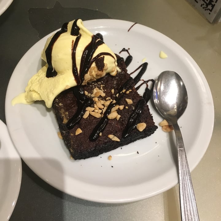 photo of Loving Hut Brownie Con Helado shared by @moragarcia on  31 Oct 2022 - review