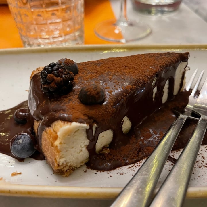 photo of L'OV Osteria Vegetariana Cheesecake al cioccolato shared by @camillabatani on  07 Apr 2022 - review