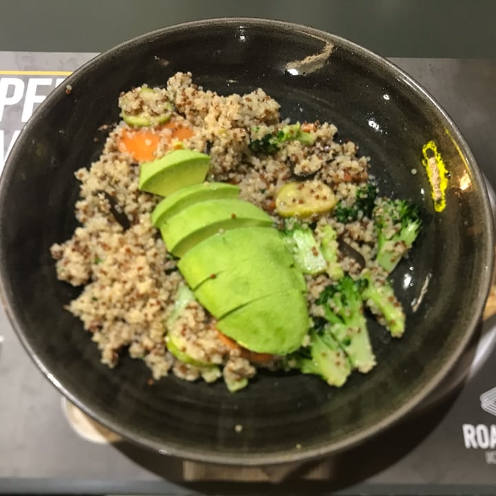 review photo of Roadster Diner vegan quinoa salad shared by @johnnyy on 06 Oct 2022 - review