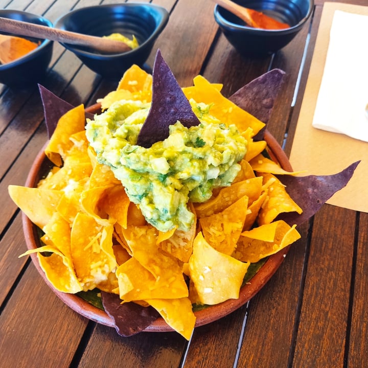 photo of La Chilanga Totopos con guacamole y queso vegano shared by @mamaroach on  01 Aug 2022 - review